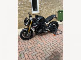  triumph speed triple 1200 rs naked petrol manual (177 bhp) 1160cc  Triumph Speed Triple motorcycle