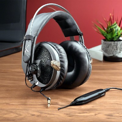 Below the volume lies a chat mix dial balancing in-game and chat volumes for perfect communication/immersion equilibrium. Easily mute the microphone and activate 7.1 surround